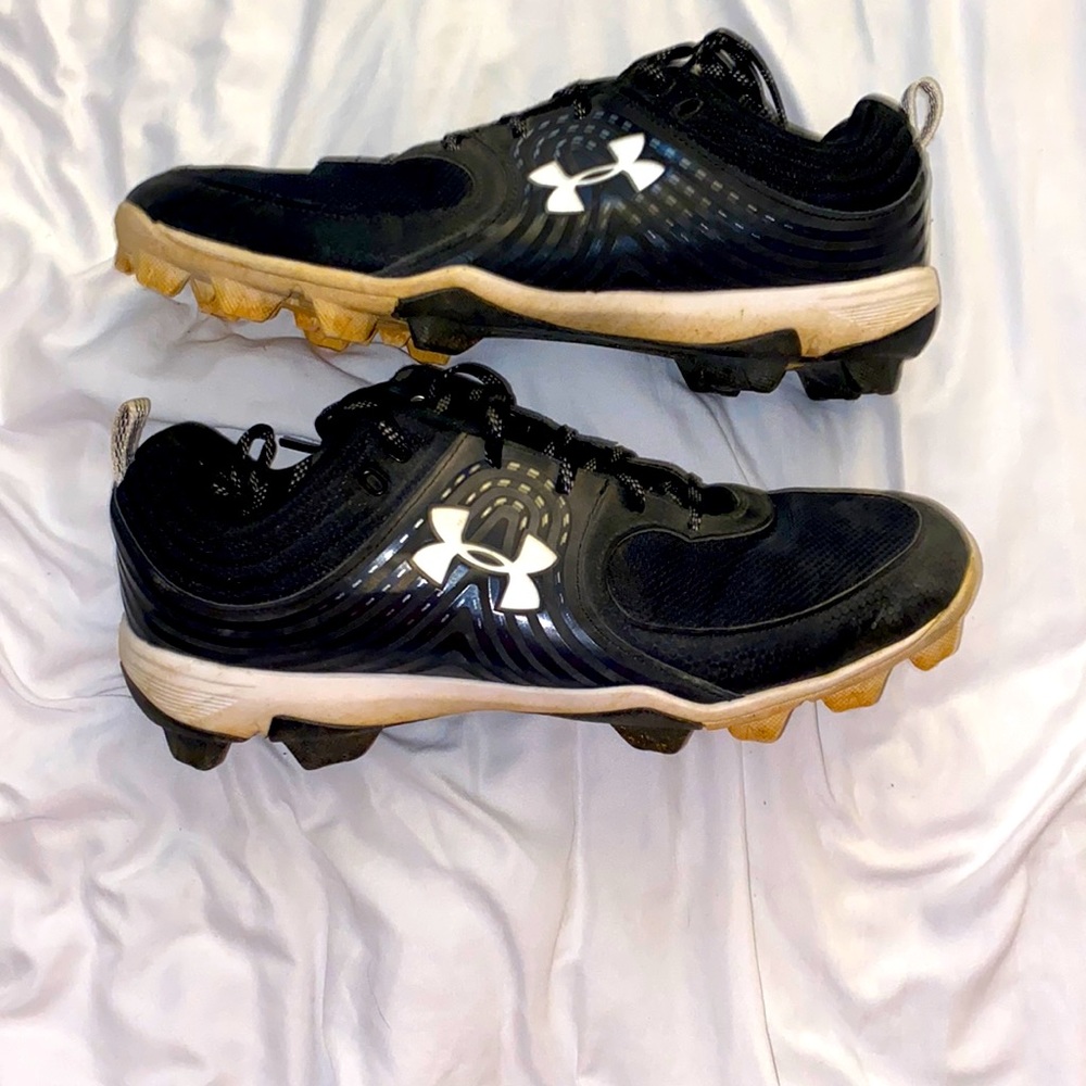 Softball shoes